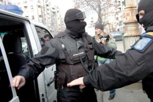Trei spărgători reţinuţi, alţi şapte sub control judiciar