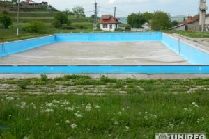 Fostul ştrand de la Schit va fi transformat într-un parc de cartier, cu amenajări pentru agrement şi sport. În zonă se vor construi o grădiniţă şi o creşă