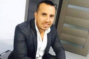 Membrii unei trupe băcăuane au imobilizat un tânar care voia sa deschidă uşa avionului în zbor