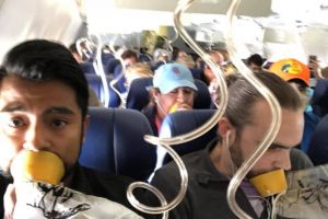 VIDEO FOTO Motorul unui avion a explodat în zbor. O femeie a murit