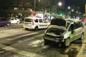 GALERIE FOTO / O beizadea a unei pesediste a trecut pe rosu, a tamponat un taxi si a ras statia de tramvai