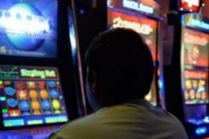 A jucat banii europeni la „păcănele” şi s-a ales cu o condamnare cu suspendare