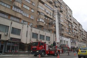 Lucrări în regim de urgenţă la un bloc din centrul oraşului