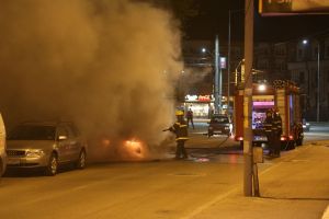 Bacău: O maşină a ars azi-noapte