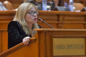 Cristina Iurişniţi: Ministrul Educaţiei face după cum îl taie “pamblica”