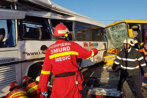 FOTO. Imaginile pompierilor. Bărbat prins sub autobuz