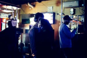 “Silent party”- petrecerile cu muzică ascultată la căşti, un nou trend pe ”piaţa distracţiilor”