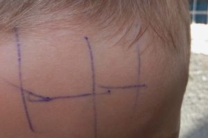 Ce explicatie halucinanta a avut educatoarea care a scris cu pixul pe fata unui copil