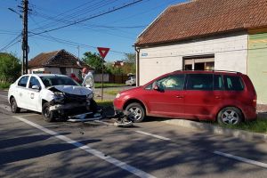 IMPACT VIOLENT între un TAXI şi un alt autoturism