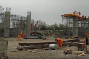 Sute de muncitori au revenit pe lotul 4 al autostrazii Lugoj – Deva