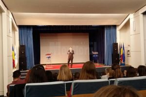 Ataşatul cultural al Ambasadei SUA, în dialog cu studenţii Universităţii