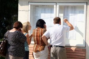 Profesorii îşi pot depune cererile pentru înscrierea la concursul de titularizare începând ...