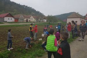 FOTO – Gest demn de urmat. La Prod sătenii au făcut curăţenie generală