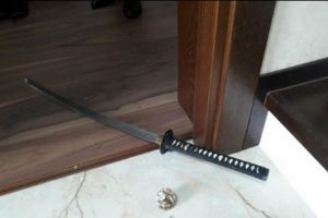 ATAC cu SABIA în faţa blocului. Un TAXIMETRIST NERVOS a provocat TEROARE în Bucureşti. Agresorul NU A FOST PRINS