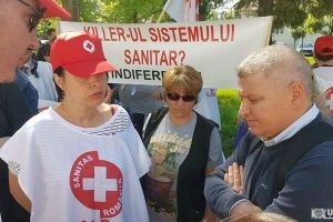 FOTO/ VIDEO: A patra zi de proteste a angajaţilor Spitalului Judeţean de Urgenţă din Alba Iulia, în faţa Prefecturii. Florin Roman: SANITAS să atace în instanţă regulamentul de sporuri