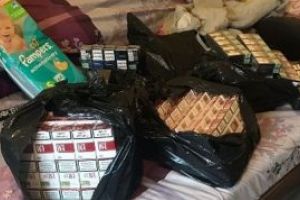 Tanara cercetata de politisti pentru contrabanda cu tigari