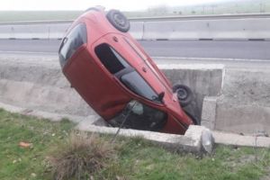 FOTO – Șoferiţă din Sibiu, accident spectaculos aproape de Braşov