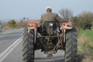 Bărbat din judeţul Sibiu, cercetat de poliţişti după ce a condus, fără permis, un tractor neînmatriculat