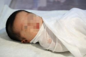 Bebelus de 7 luni din Brazi, mort dupa ce a cazut din patut