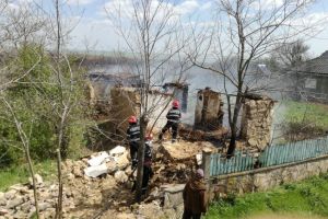 Incendiu in localitatea Sarichioi judetul Tulcea. O casa a fost cuprinsa de flacari. Intervin pompierii ISU Delta (galerie foto) 