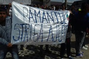 Nou protest la Potlogi! Oamenii au plecat în marş către primărie pentru a cere închiderea balastierelor