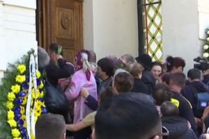 Ce a pus Anamaria Prodan în pachetele date de pomană la înmormântarea mamei sale