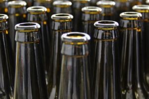 Românii vor plăti mai mult pentru produsele în ambalaje reutilizabile. La cât se va ridica taxa pe fiecare deşeu