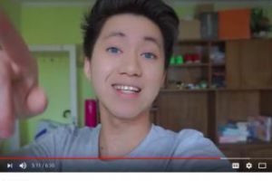 Un YouTuber celebru riscă să fie arestat după ce a batjocorit un cerşetor român 