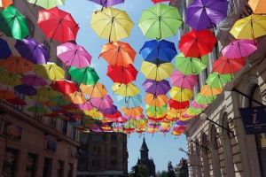 Umbrelele colorate vor fi urcate pentru a cincea oara pe cerul Timisoarei