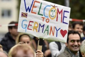 Migranţii băteau elevul german deoarece  PRESUPUNEAU că mănâncă CARNE de PORC