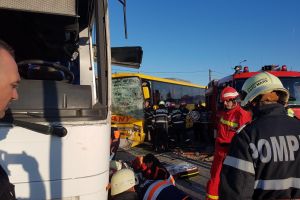 UPDATE Accident între două autobuze. Trei persoane rămân internate în spital