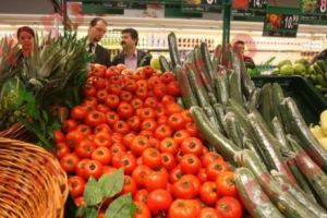 DEZVĂLUIRI ȘOCANTE despre roşiile pe care le cumpărăm din comerţ! Cum sunt VOPSITE înainte de a ajunge în rafturi