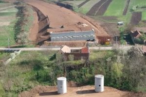 FOTO, VIDEO Autostrada Sebeş-Turda. Situaţia casei de la Oarda care încurcă lucrările: Este expropriată, iar o hotărâre de guvern lipseşte pentru demolarea ei