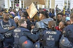 Imigranţii lui Merkel IES în STRADĂ: „În Germania, totul e RĂU”