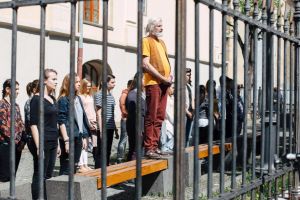 VIDEO FOTO Elevii de la Brukenthal s-au alăturat flash mob-ului din faţa sediului PSD Sibiu