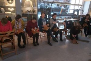 Atelier de ”împletit fire şi poveşti” la Sibiu. Copiii iniţiaţi în arta ”găitănăritului”