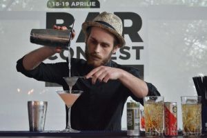 Campionatul de cocktail-viteză: Barmanii orădeni s-au întrecut în prepararea unor băuturi spectaculoase, la Rivo (FOTO/VIDEO)