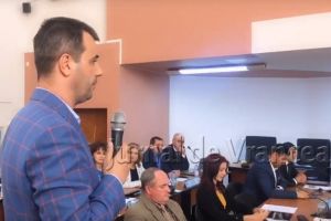 VIDEO: Fosta Casă a Căsătoriilor se va înălţa la fel cum a fost! Consilierii nu au fost de acord cu “redesenarea” proprietăţii notarului Cătălin Vrabie