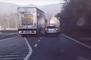 VIDEO – Scene incredibile între Sibiu şi Vâlcea. Șicanare în trafic între un TIR şi un SUV