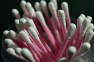 Încă o ţară renunţă la beţişoarele de urechi. Cine a făcut ANUNȚUL şi care este MOTIVUL 