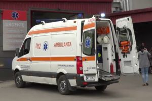 Atac şocant: Bărbat stropit cu acid sulfuric, când a deschis uşa casei