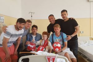 Vizită SURPRIZĂ la spital: Jucătorii de la UTA au fost să-l vadă pe băiatul ATACAT de câinele vecinilor în Aradul Nou (GALERIE FOTO)