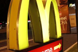 Au luat BANI de la McDonald’s. Doi ARĂDENI s-au ales cu câteva MII de lei