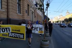 Protest cu 500 de oameni la Cluj-Napoca: Toţi în stradă pentru Justiţie - FOTO