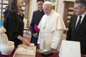 Dăncilă se laudă că a stat cu Papa 45 de minute. Presa din Italia susţine că nu e adevărat