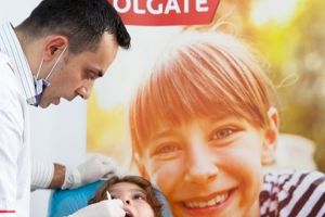 Părinţi, duceţi-vă copiii la dentist! Consultaţii stomatologice gratuite, în weekend, la Brad şi Călan