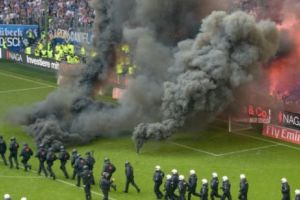 INFERN în Germania. Suporterii lui SV Hamburg au INCENDIAT stadionul, FURIOȘI pentru că echipa A RETROGRADAT
