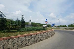 În urma apelului lansat de consilierul local Mircea Trifu, zona din vecinătatea sensului giratoriu de la Pârâul Iovului a fost curăţată de bălării