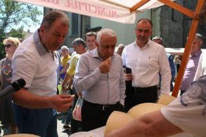 Caşul, urda şi celelalte bunătăţi produse în BN, pe gustul ministrului Petre Daea