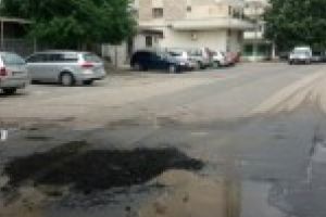 Din categoria “O lucrare bine facuta ne-ar surprinde pe toti” / Mixtura asfaltica in gropile pline cu apa